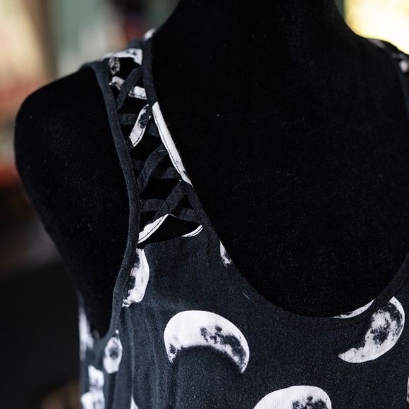 Hottopic Moon Tank - Picture 2 of 5